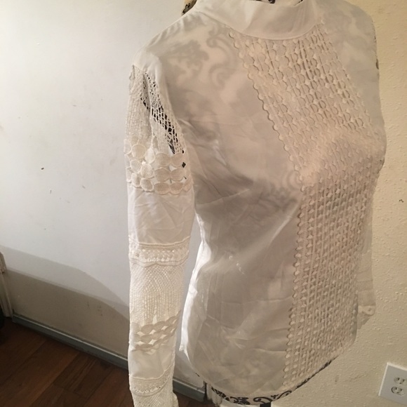 BRAND NEW KOREA WHITE LACE TOP RARE - Picture 4 of 8